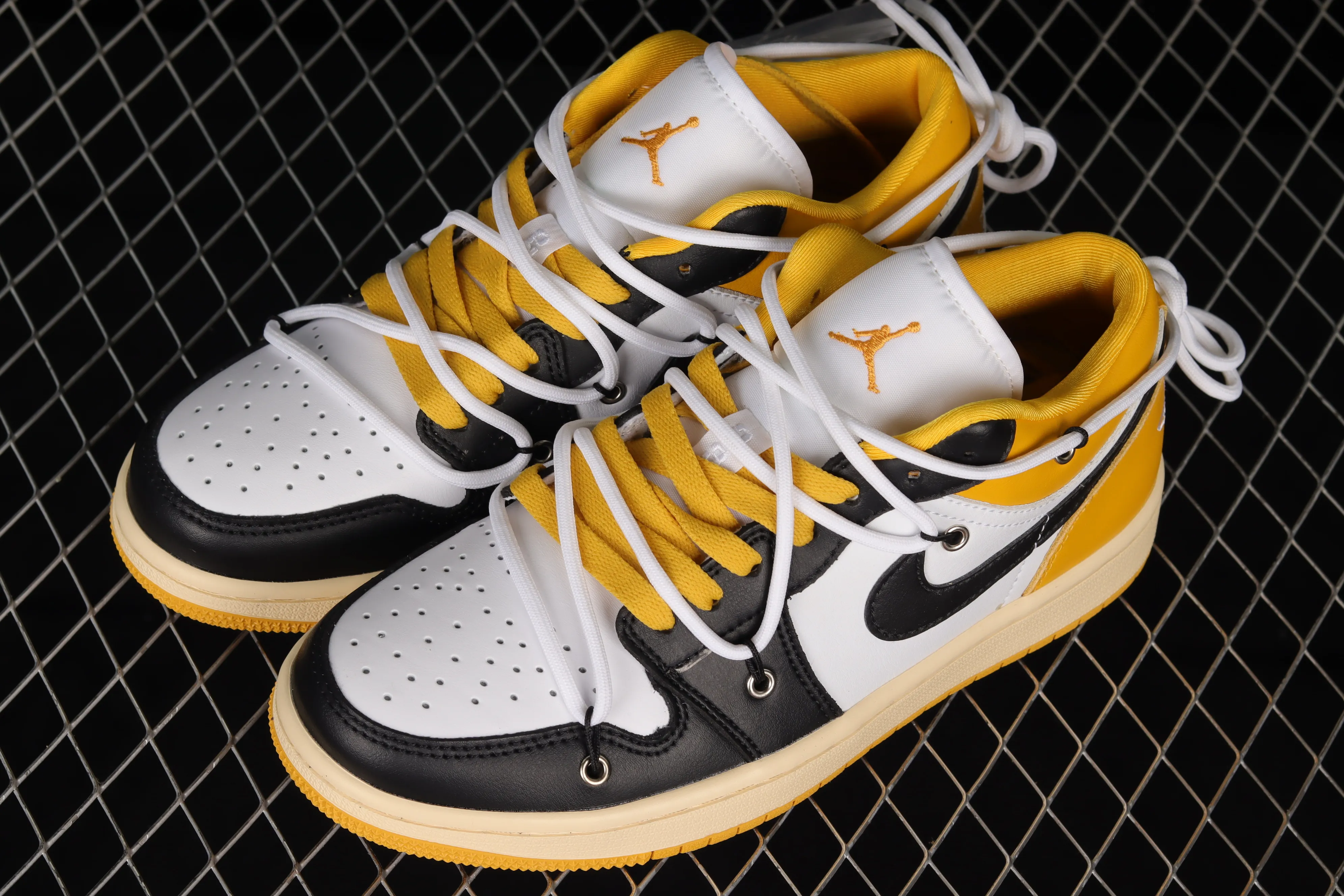All categories Air Jordan Jordan series basketball shoes Air Jordan 1 Low Z version Air Jordan 1 Low AJ1 Joe 1 customized version Vibe flavor deconstruction Sports culture basketball shoes 553560-171